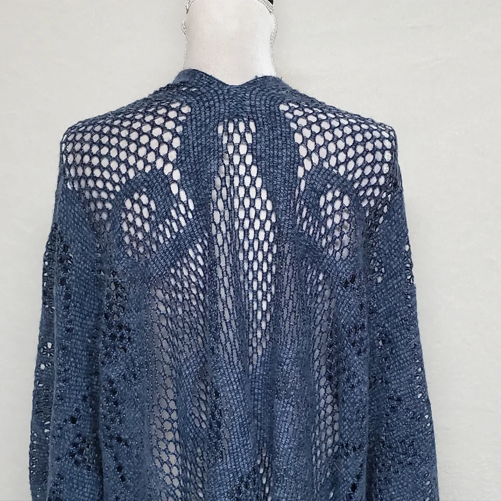 90s Vintage Dusty Blue Lightweight Soft Open Weave Curlicue Fringe Poncho OSFA - Picture 12 of 14
